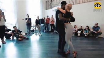 丝袜紧身裤广场舞,丝袜紧身裤引领广场舞新潮流