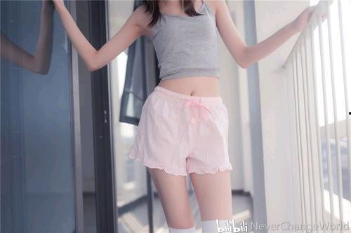 美女脱白丝袜全程,美女脱白丝袜瞬间，性感魅力全开